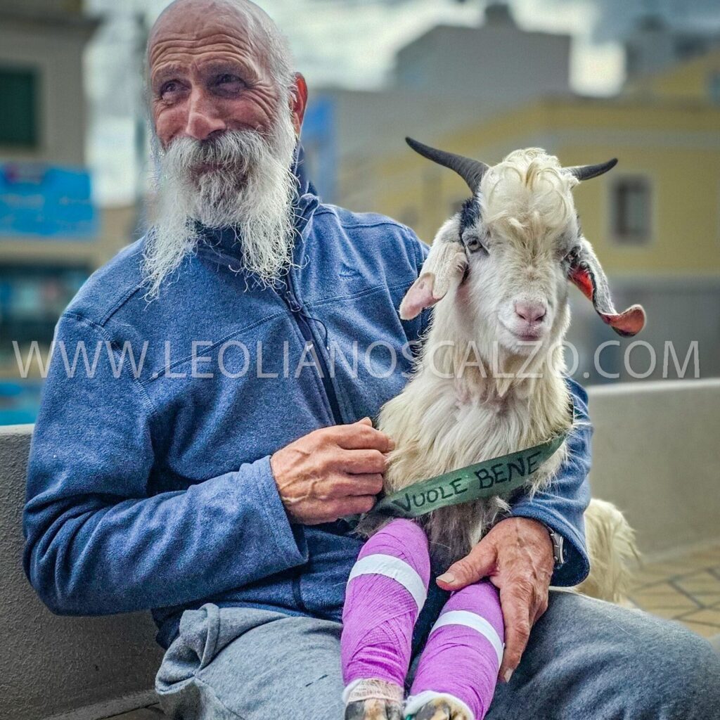 Giacomo Utano con la capretta Pongo durante una visita veterinaria tra Stromboli e Lipari nelle Isole Eolie