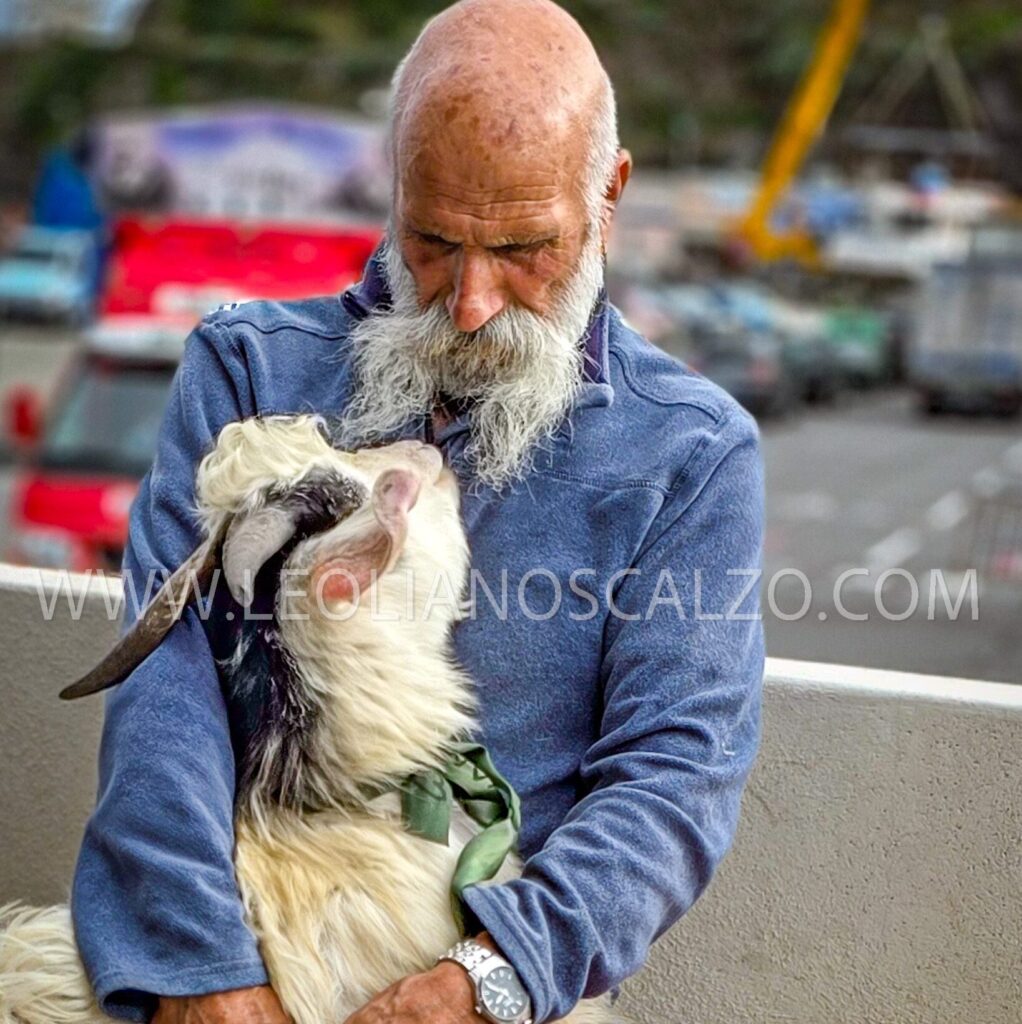 Giacomo Utano con la capretta Pongo durante una visita veterinaria tra Stromboli e Lipari nelle Isole Eolie
