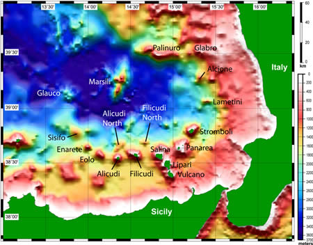 L’arco vulcanico eoliano: le isole emerse e i principali edifici vulcanici sommersi. Fonte: NOAA – Pacific Marine Environmental Laboratory (PMEL), Earth-Ocean Interactions Program.