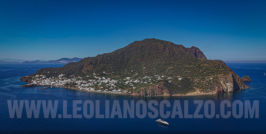 Panarea vista dal mare. L’isola è soltanto la parte emersa di un sistema vulcanico molto più ampio, che continua sotto il mare tra isolotti, fondali e antichi centri eruttivi. Foto: Leoliano Scalzo.