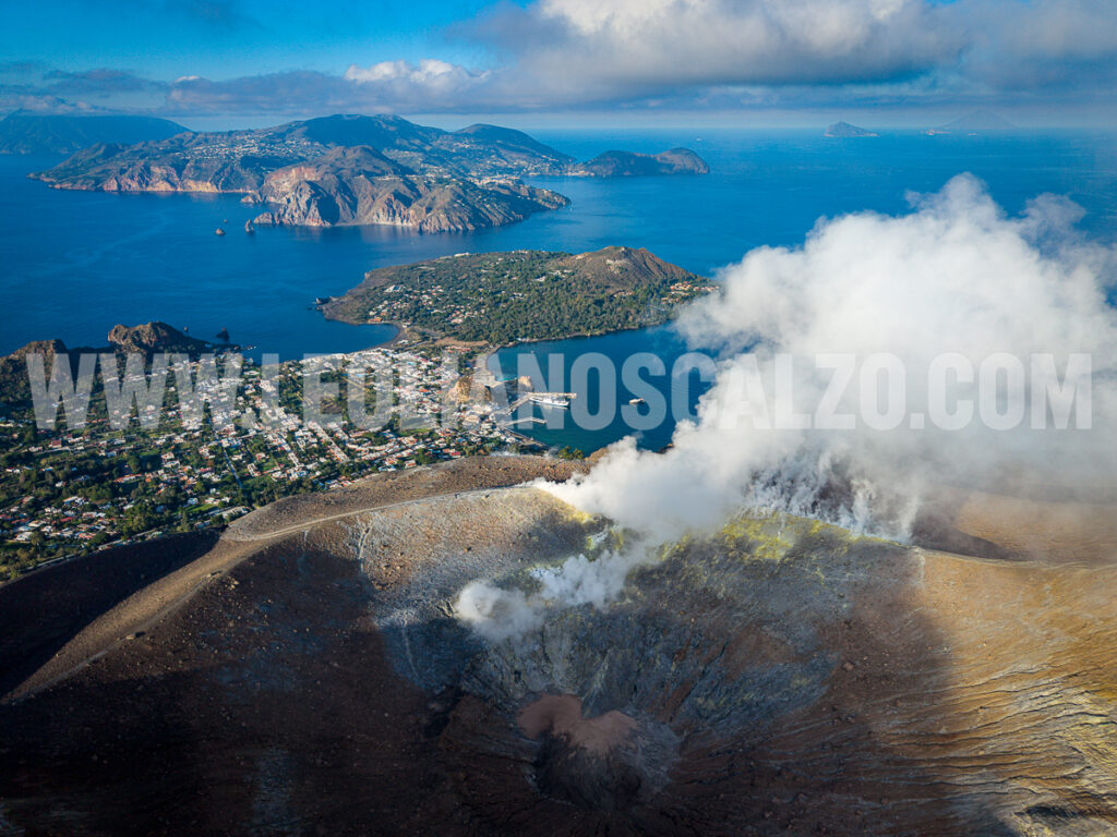 vista drone sul gran cratere di vulcano