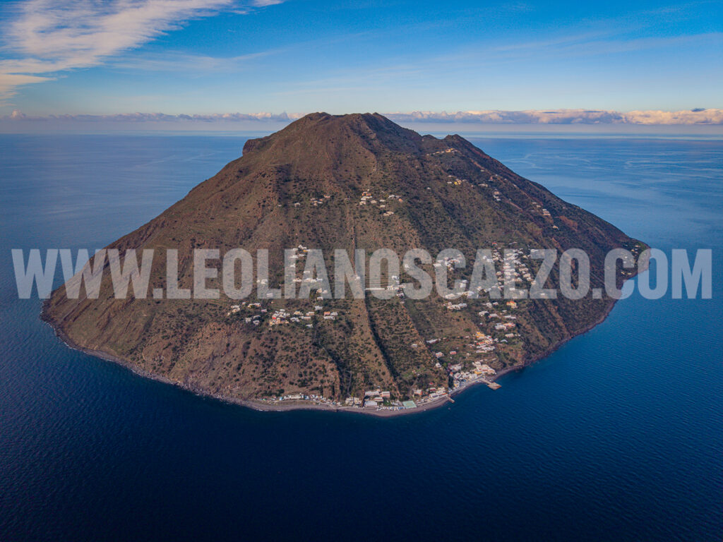 Alicudi vista dal mare. La sua forma conserva ancora chiaramente l’origine vulcanica dell’isola, costruita attraverso diverse fasi eruttive e poi profondamente modellata dall’erosione.
Foto: Leoliano Scalzo.